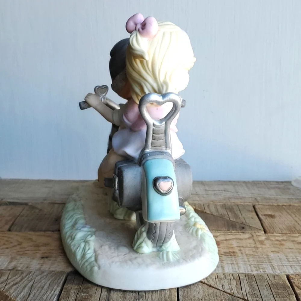 Precious Moments "Our Love Goes the Distance" - Picture 3 of 9